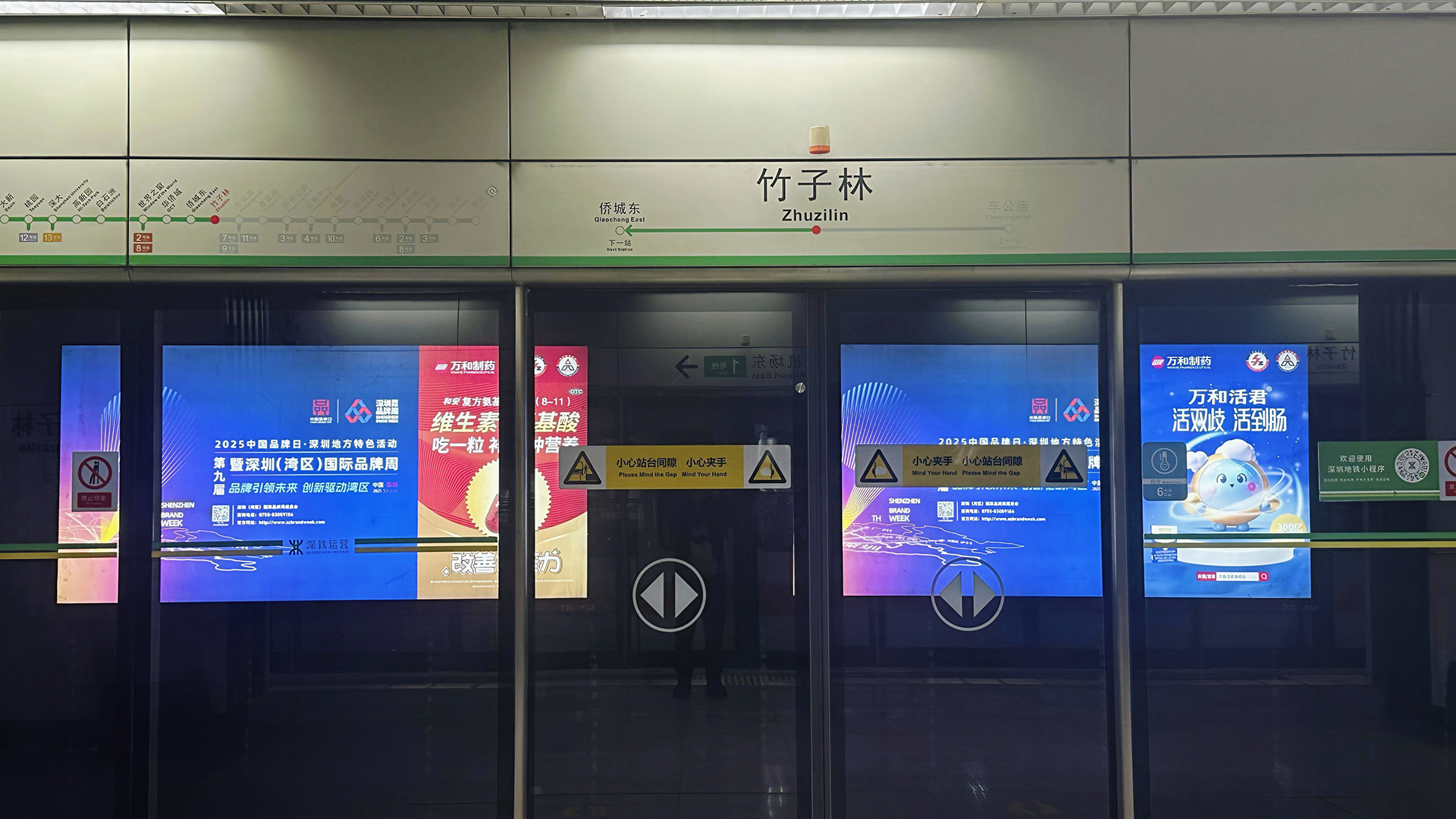 地铁广告现场图(1).jpg